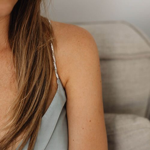 kaboompics_balanced-lifestyle-women-technology-home-comforts-podcast1