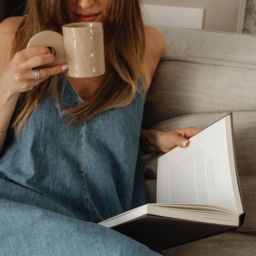 kaboompics_book-reading-coffee-32259