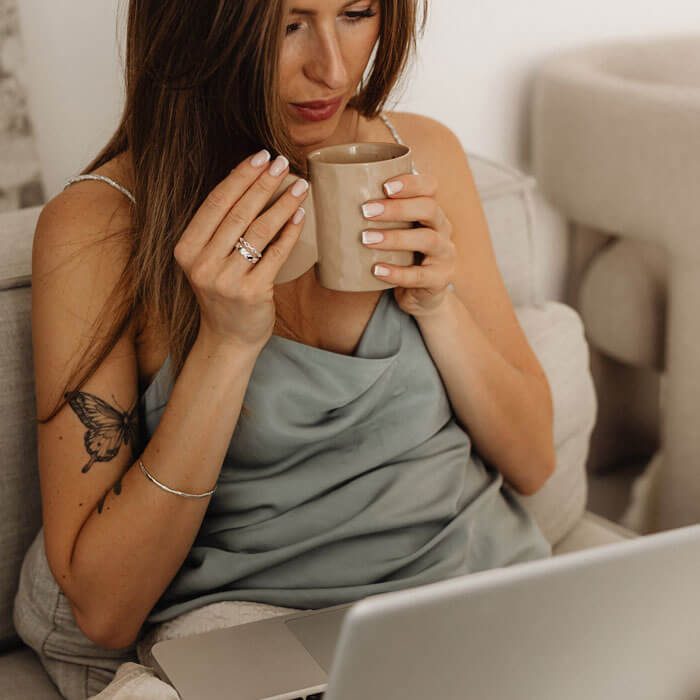 kaboompics_laptop-coffee-computer-cropped