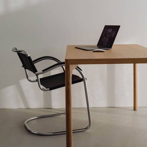 kaboompics_wooden-desk-laptop-home-office-minimalist-warm-minimal-28782